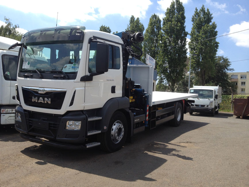 Concepteur et fabricant de camion plateau grue, carrosserie industrielle